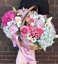 Цветочная композиция из Розы, Хризантемы, Пионы и Лизиантусы в корзине в Еланском