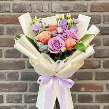 Букет цветов из:  Лизиантусы и Розы в Еланском