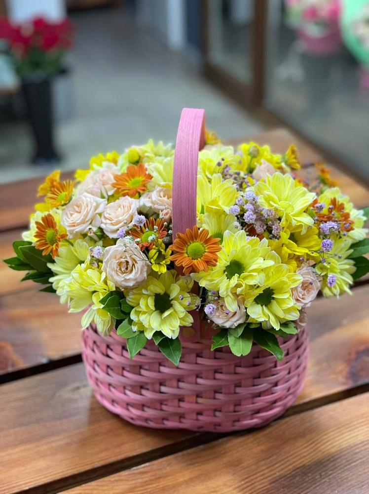 Композиция цветы лета в Еланском Цветочная композиция из Хризантемы и Розы в корзине в Еланском