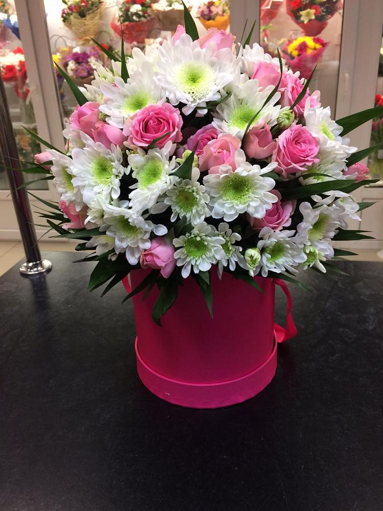 Цветочная композиция из Розы и Хризантемы в шляпной коробке в Еланском