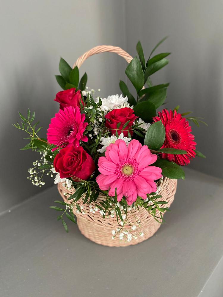 Композиция радостное событие в Еланском Цветочная композиция из Розы, Хризантемы и Герберы в корзине в Еланском